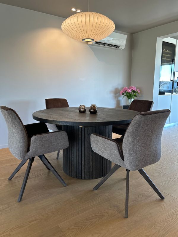 Sophisticate Ø135 Rundt Spisebord heltre røkt eik | med uttrekk