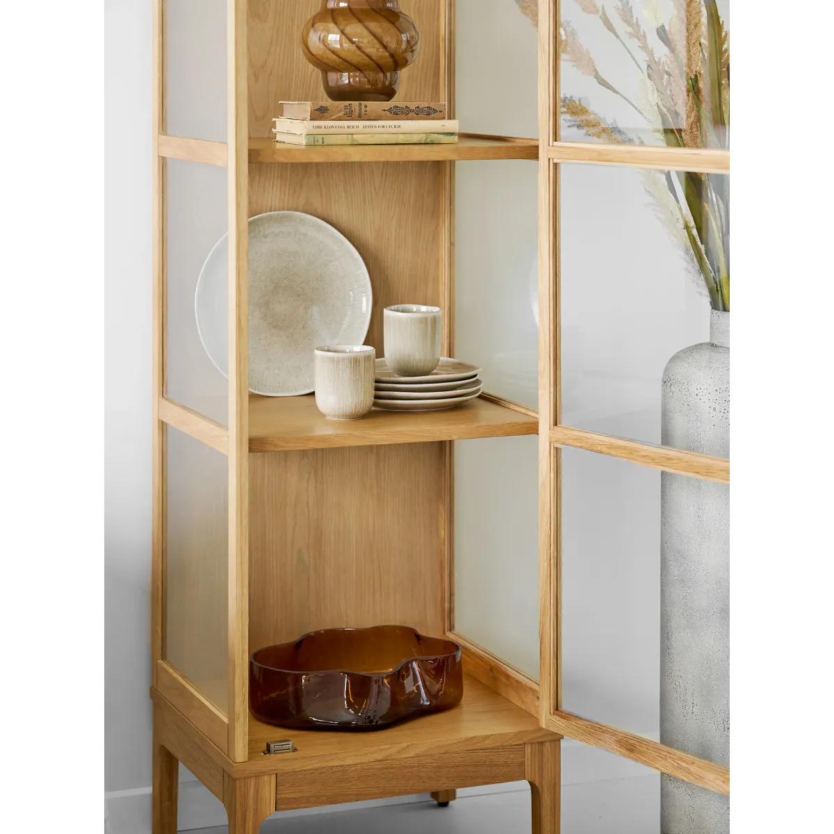 Zamora smalt vitrineskap 47x40x180 cm – eikefiner
