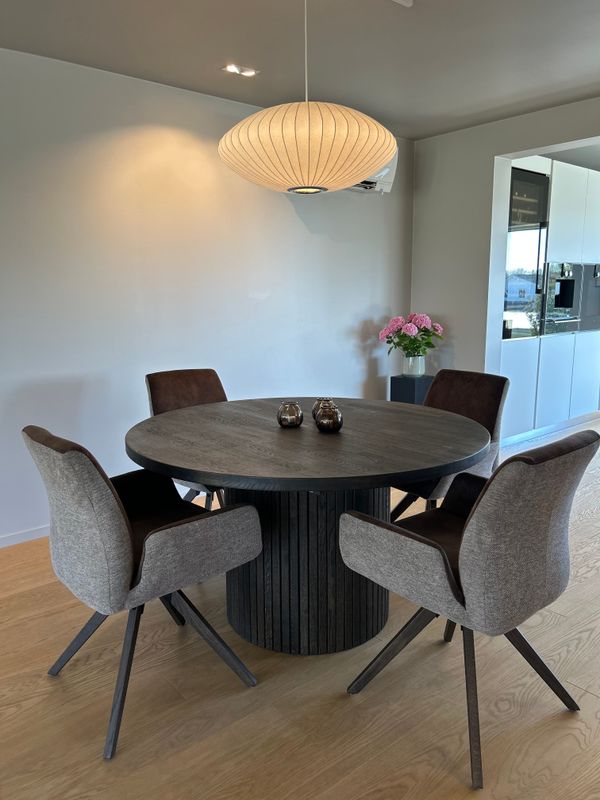Sophisticate Ø135 Rundt Spisebord heltre røkt eik | med uttrekk