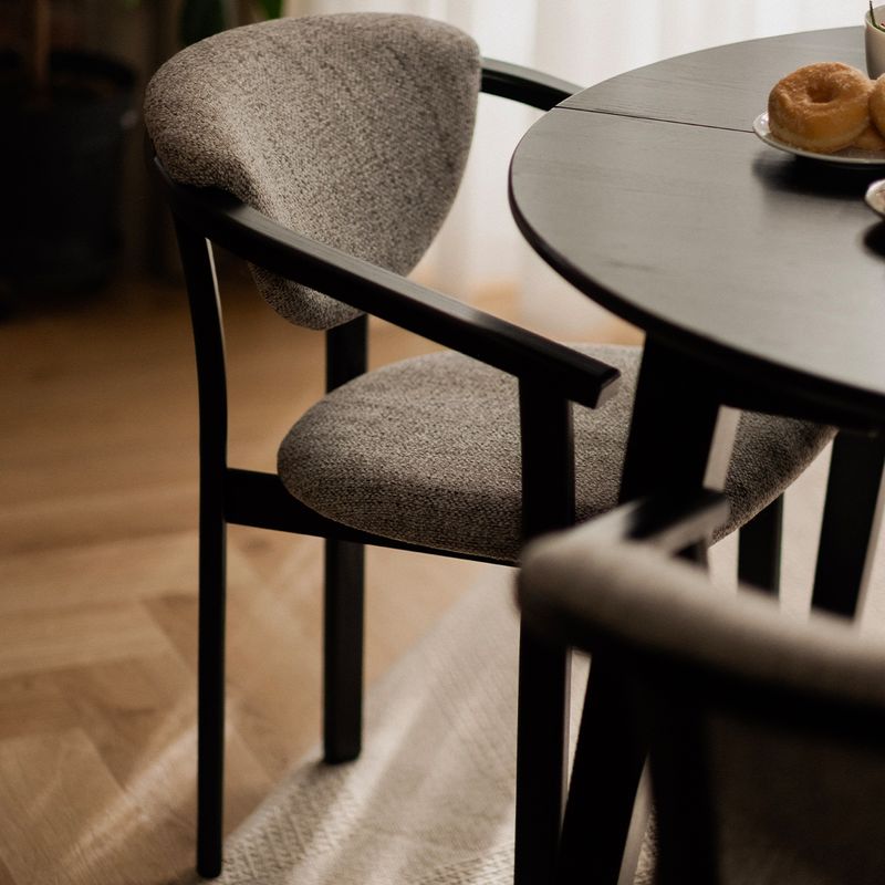 Alexis spisestol med armlener - sort heltre ask | Reserve tekstil