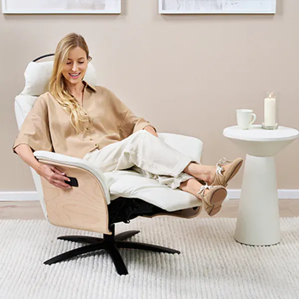 Beige hvilestol med integrert fothviler fra Skagen Studio