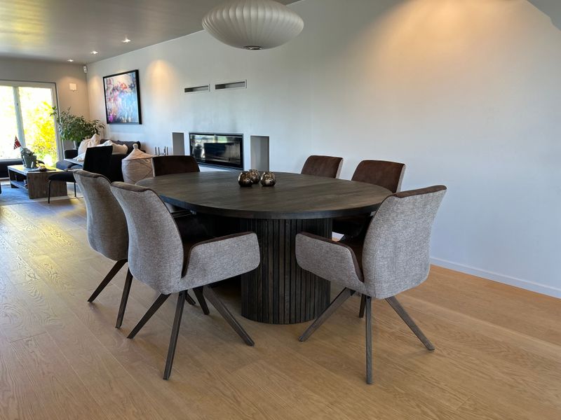Sophisticate Ø135 Rundt Spisebord heltre røkt eik | med uttrekk